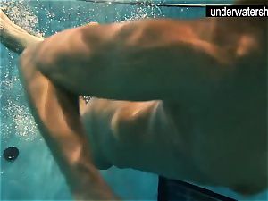 2 mind-blowing amateurs displaying their bods off under water